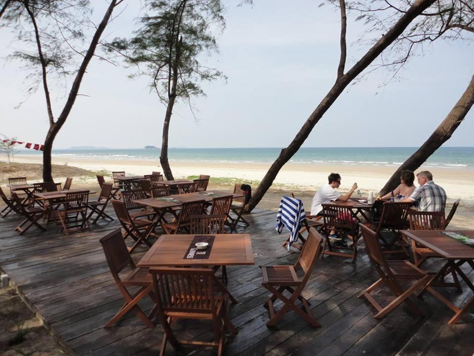 Samsuria Beach Apartment Resort Cherating Exteriör bild